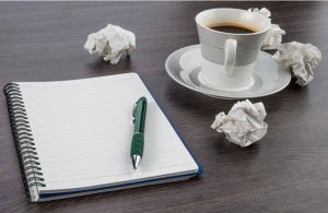 Kaffee+Papier-sind-das-wichtigste-Handwerkzeug-zum-Gagschreiben